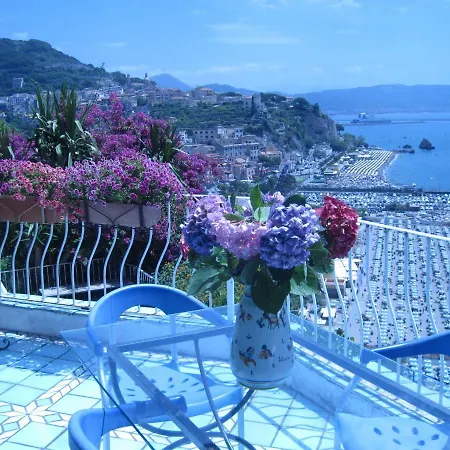 Serena Vietri sul Mare
